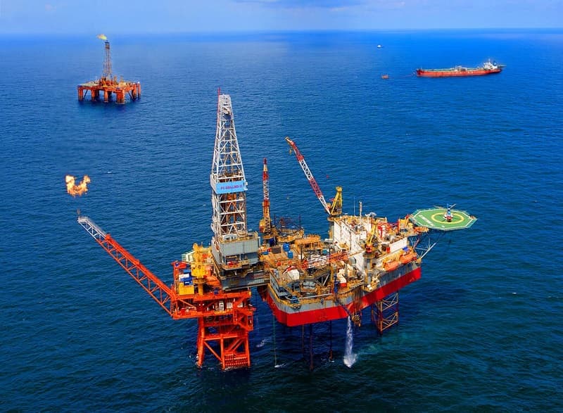 Giá dầu bật tăng hơn 7%, MXV-Index vượt 2.300 điểm