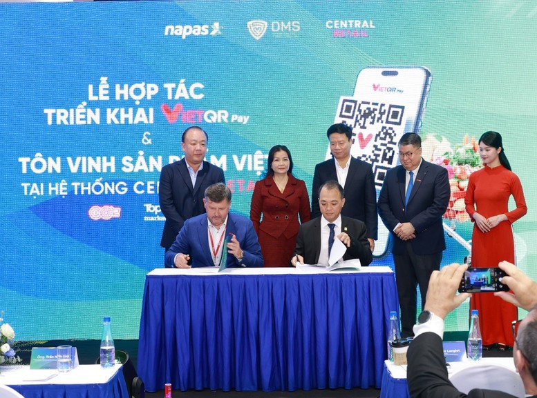 Lễ ký hợp tác triển khai VIETQRPay tại hệ thống siêu thị thuộc tập đoàn Central Retail Việt Nam - Ảnh: VGP Lễ ký hợp tác triển khai VIETQRPay tại hệ thống siêu thị thuộc tập đoàn Central Retail Việt Nam - Ảnh: VGP