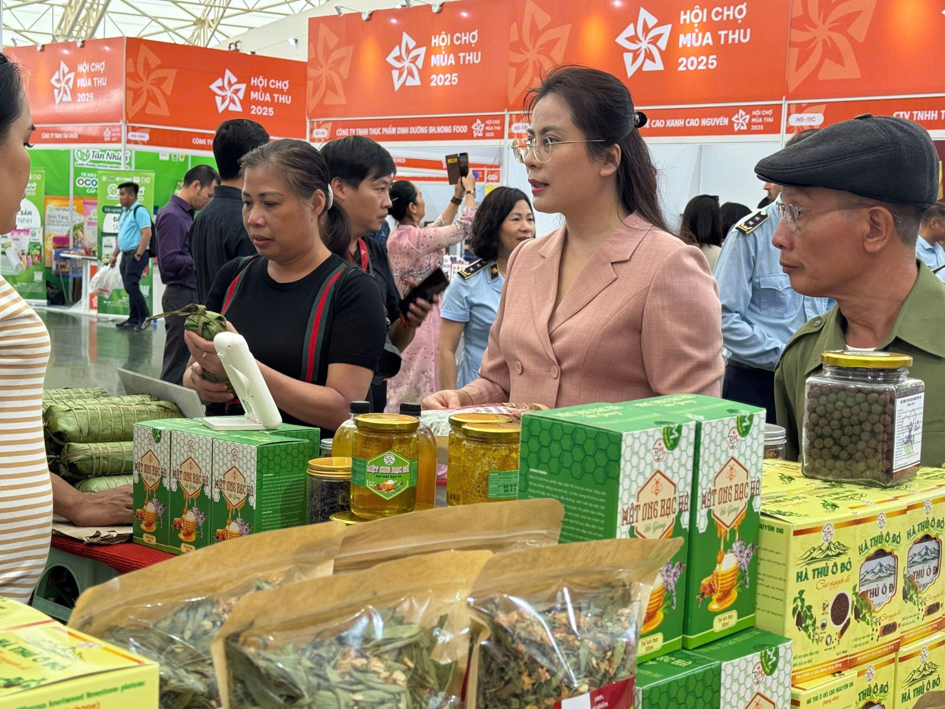 Bà Nguyễn Kiều Oanh - Phó Giám đốc Sở Công Thương Hà Nội - kiểm tra các sản phẩm đặc sản, hàng OCOP tại Hội chợ Mùa Thu 2025. Bà Nguyễn Kiều Oanh - Phó Giám đốc Sở Công Thương Hà Nội - kiểm tra các sản phẩm đặc sản, hàng OCOP tại Hội chợ Mùa Thu 2025.
