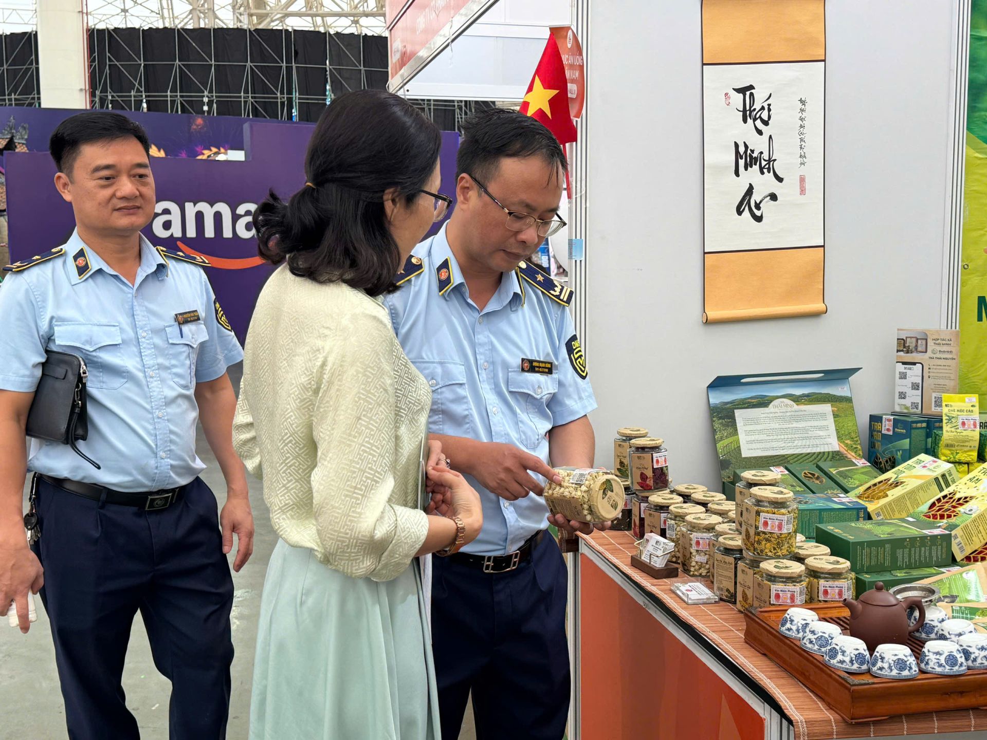 Đoàn công tác trao đổi với doanh nghiệp về việc niêm yết giá và truy xuất nguồn gốc sản phẩm. Đoàn công tác trao đổi với doanh nghiệp về việc niêm yết giá và truy xuất nguồn gốc sản phẩm.