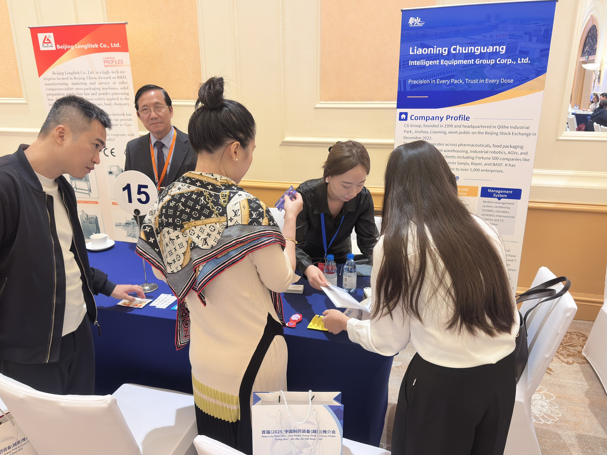 Các doanh nghiệp hai nước tích cực trao đổi, tìm kiếm cơ hội hợp tác và kết nối đầu tư. Các doanh nghiệp hai nước tích cực trao đổi, tìm kiếm cơ hội hợp tác và kết nối đầu tư.