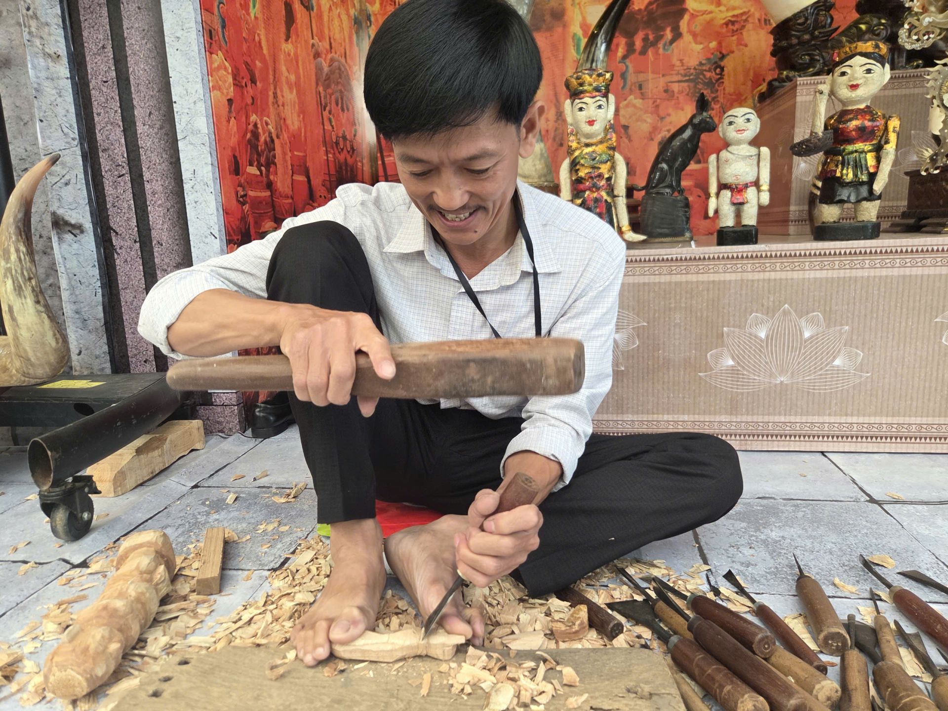 Một nghệ nhân khác tỉ mỉ tạo chi tiết bằng đục tay - biểu tượng cho sự bền bỉ và tâm huyết của người thợ. Một nghệ nhân khác tỉ mỉ tạo chi tiết bằng đục tay - biểu tượng cho sự bền bỉ và tâm huyết của người thợ.