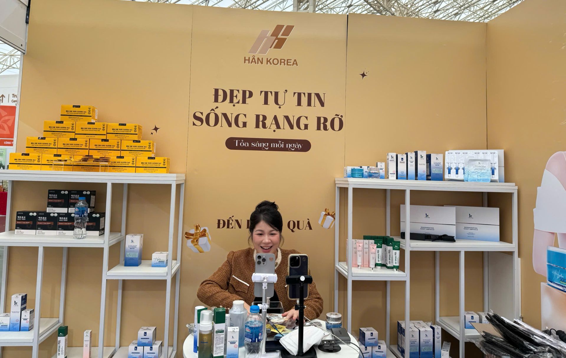 Đại diện Hân OHUI livestream giới thiệu công dụng sản phẩm cho khách trên nền tảng online ngay tại khu trải nghiệm. Đại diện Hân OHUI livestream giới thiệu công dụng sản phẩm cho khách trên nền tảng online ngay tại khu trải nghiệm.