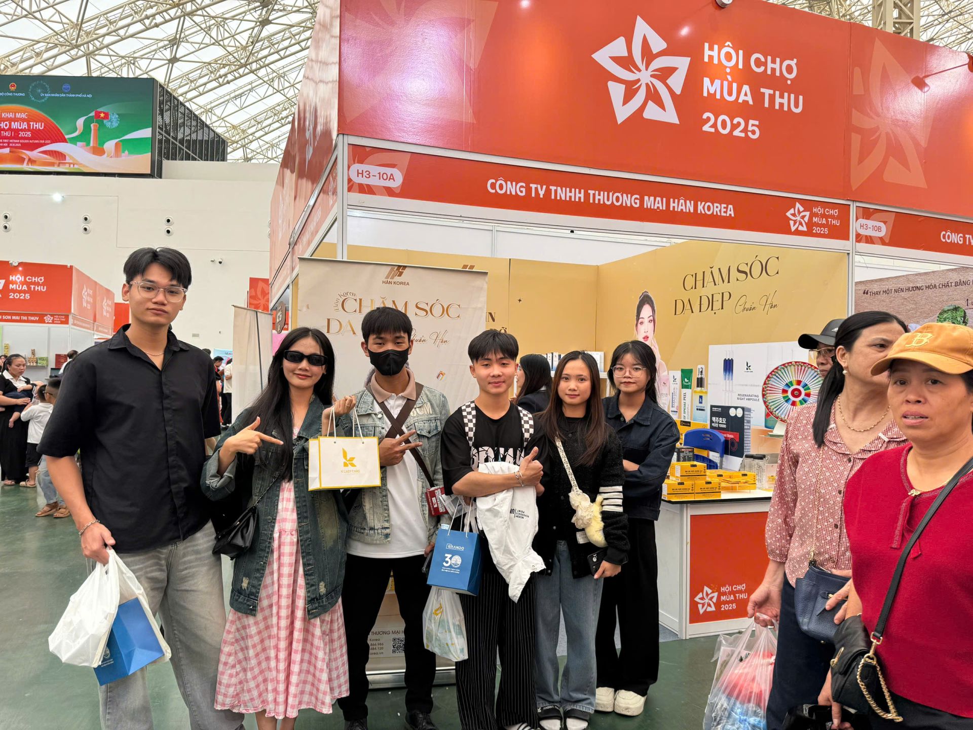 Không khí sôi nổi tại gian hàng Hân OHUI - điểm dừng chân được nhiều bạn trẻ check-in tại khu “Thu Gia Đình”. Không khí sôi nổi tại gian hàng Hân OHUI - điểm dừng chân được nhiều bạn trẻ check-in tại khu “Thu Gia Đình”.