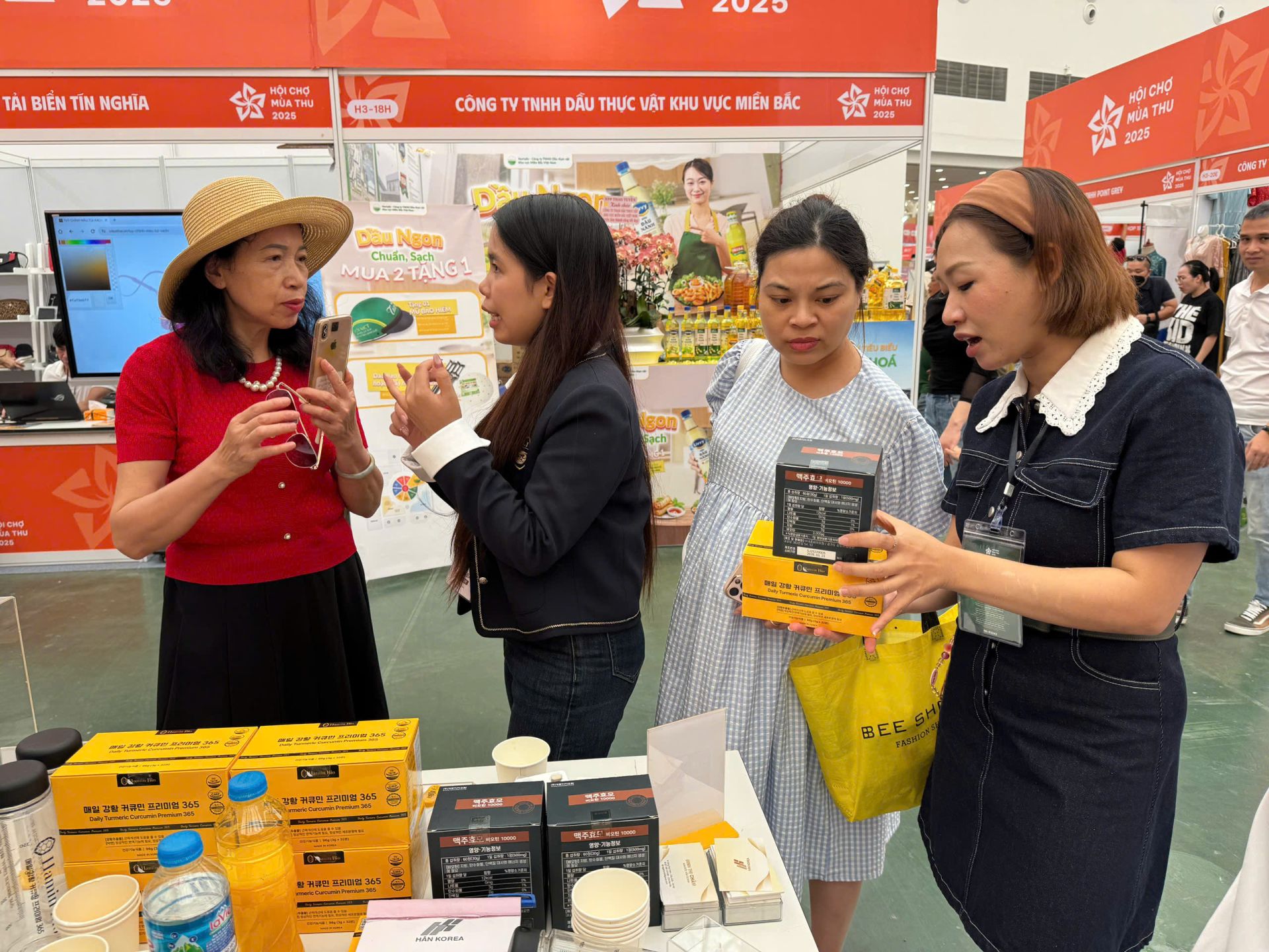 Không gian trưng bày của Hân OHUI tại khu “Thu Gia Đình”/ Không gian trưng bày của Hân OHUI tại khu “Thu Gia Đình”/