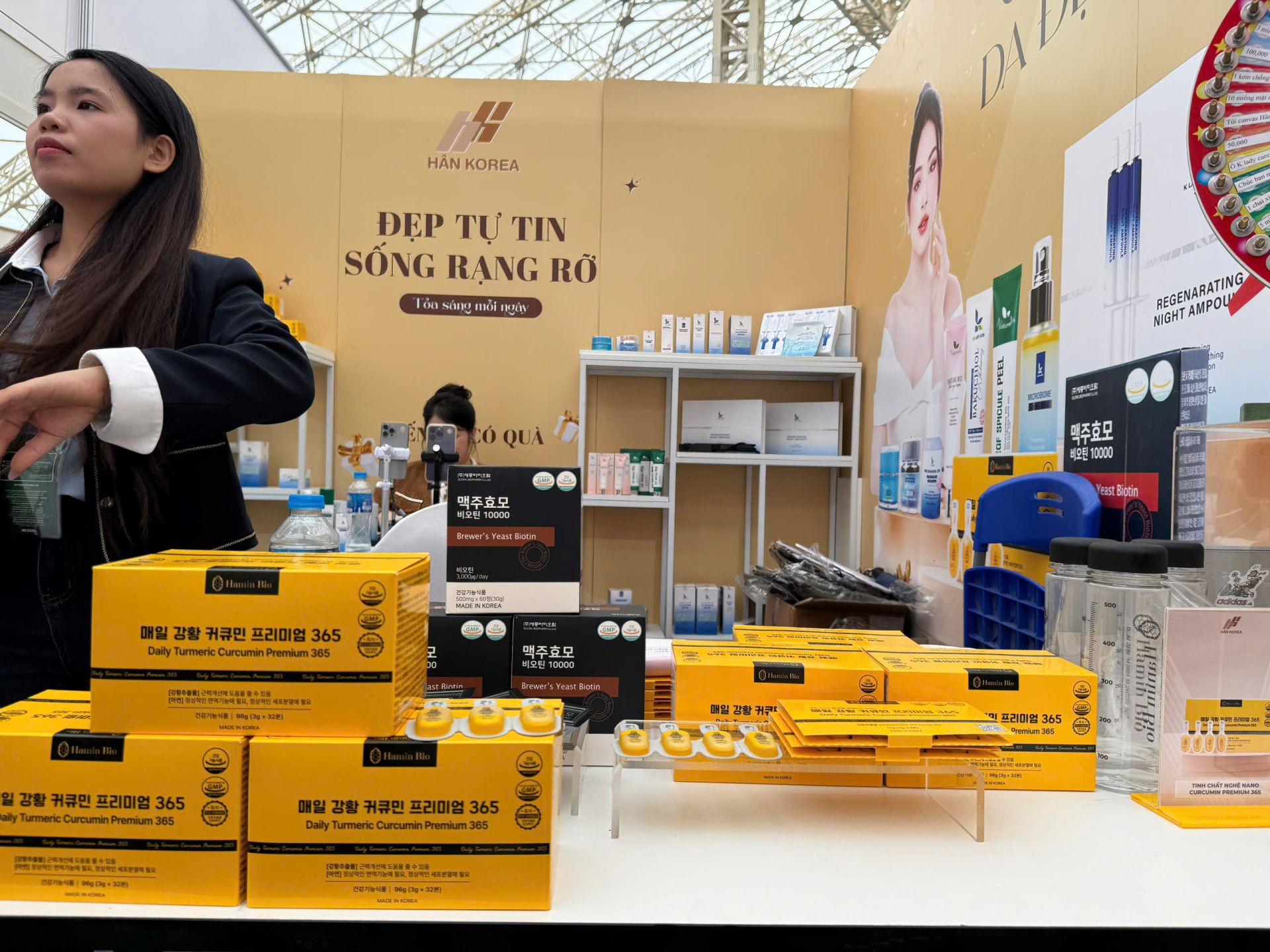 Người tiêu dùng trải nghiệm sản phẩm tại gian hàng Hân OHUI - khu “Thu Gia Đình”, Hội chợ Mùa Thu 2025. Người tiêu dùng trải nghiệm sản phẩm tại gian hàng Hân OHUI - khu “Thu Gia Đình”, Hội chợ Mùa Thu 2025.