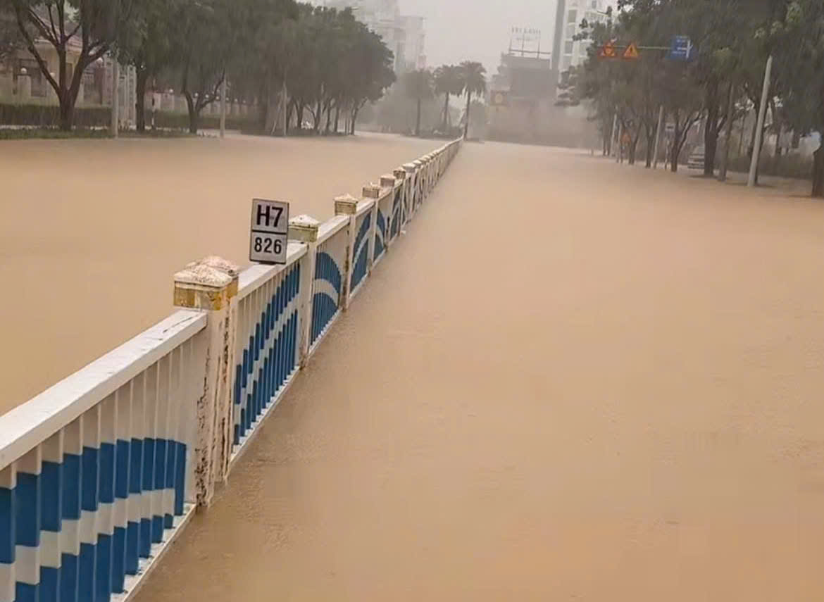 Đoạn trung tâm TP Huế ngập hoàn toàn, nước phủ kín mặt đường gây chia cắt giao thông tạm thời. (Ảnh: Fanpage Huế) Đoạn trung tâm TP Huế ngập hoàn toàn, nước phủ kín mặt đường gây chia cắt giao thông tạm thời. (Ảnh: Fanpage Huế)