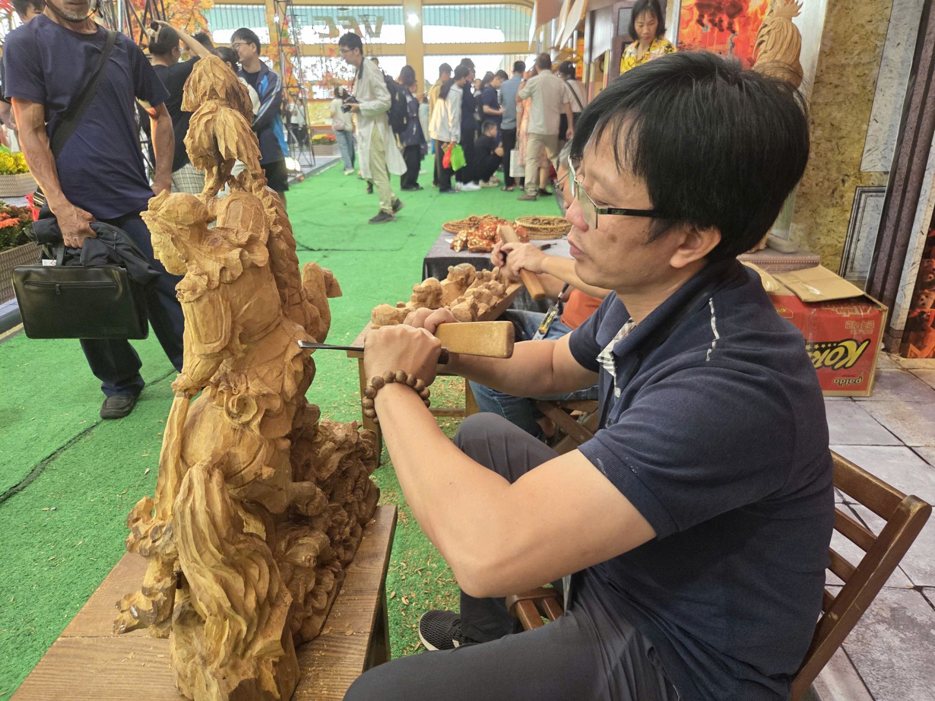 Người thợ khắc gỗ tại gian hàng “Tinh hoa Thu Hà Nội” - minh chứng sống động cho giá trị lao động sáng tạo. Người thợ khắc gỗ tại gian hàng “Tinh hoa Thu Hà Nội” - minh chứng sống động cho giá trị lao động sáng tạo.