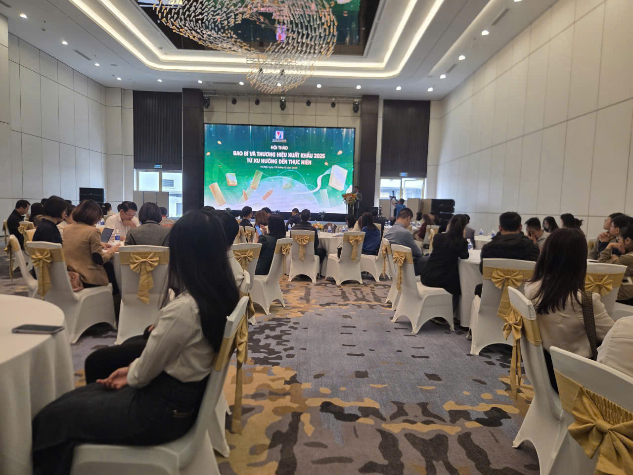 Phiên thảo luận “Kể chuyện thương hiệu qua bao bì và marketing” thu hút sự tham gia của nhiều chuyên gia và doanh nghiệp trong, ngoài nước. Phiên thảo luận “Kể chuyện thương hiệu qua bao bì và marketing” thu hút sự tham gia của nhiều chuyên gia và doanh nghiệp trong, ngoài nước.