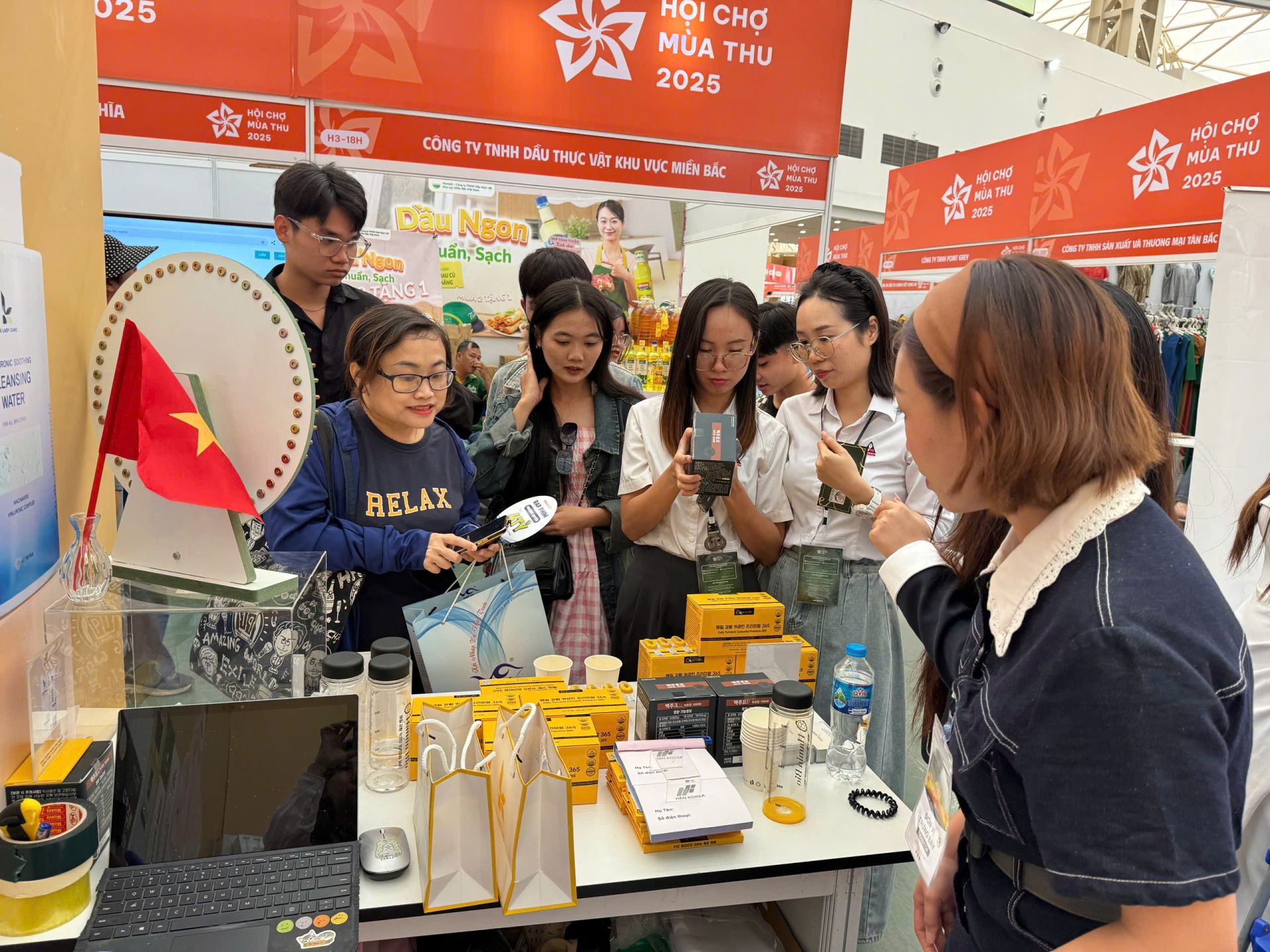 Khách hàng chăm chú đọc thông tin trên bao bì và nghe tư vấn từ nhân viên Hân OHUI. Khách hàng chăm chú đọc thông tin trên bao bì và nghe tư vấn từ nhân viên Hân OHUI.