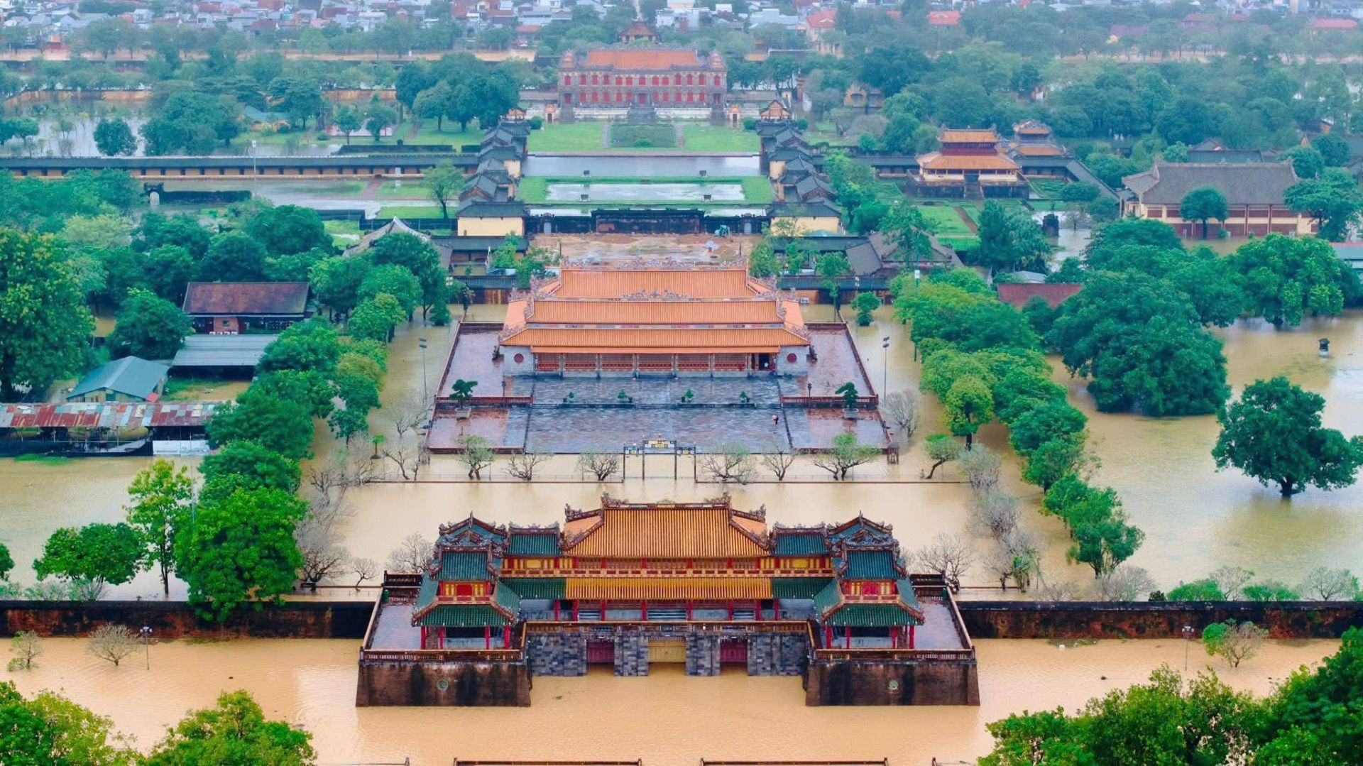 Lũ rút, Đại Nội Huế vẫn ngập sâu hơn 1m, nước sạch gián đoạn, sinh hoạt khó khăn