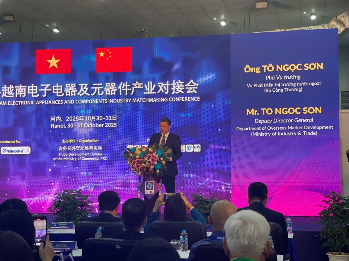 Phó Vụ trưởng Vụ Phát triển thị trường nước ngoài (Bộ Công Thương) - Ông Tô Ngọc Sơn phát biểu Phó Vụ trưởng Vụ Phát triển thị trường nước ngoài (Bộ Công Thương) - Ông Tô Ngọc Sơn phát biểu