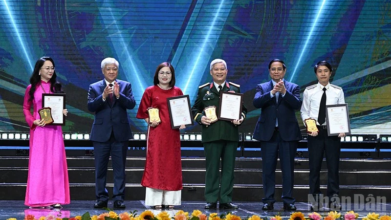 Thủ tướng Phạm Minh Chính: Báo chí cách mạng phải chống tham nhũng với tinh thần “thép trong bút - lửa trong tim”