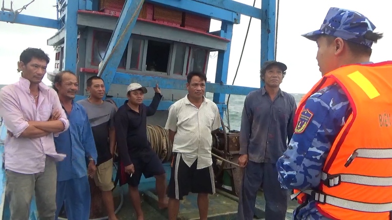 Lực lượng chức năng kiểm tra trên 2 tàu cá vi phạm khai thác IUU - Ảnh: Vùng Cảnh sát biển 2 Lực lượng chức năng kiểm tra trên 2 tàu cá vi phạm khai thác IUU - Ảnh: Vùng Cảnh sát biển 2
