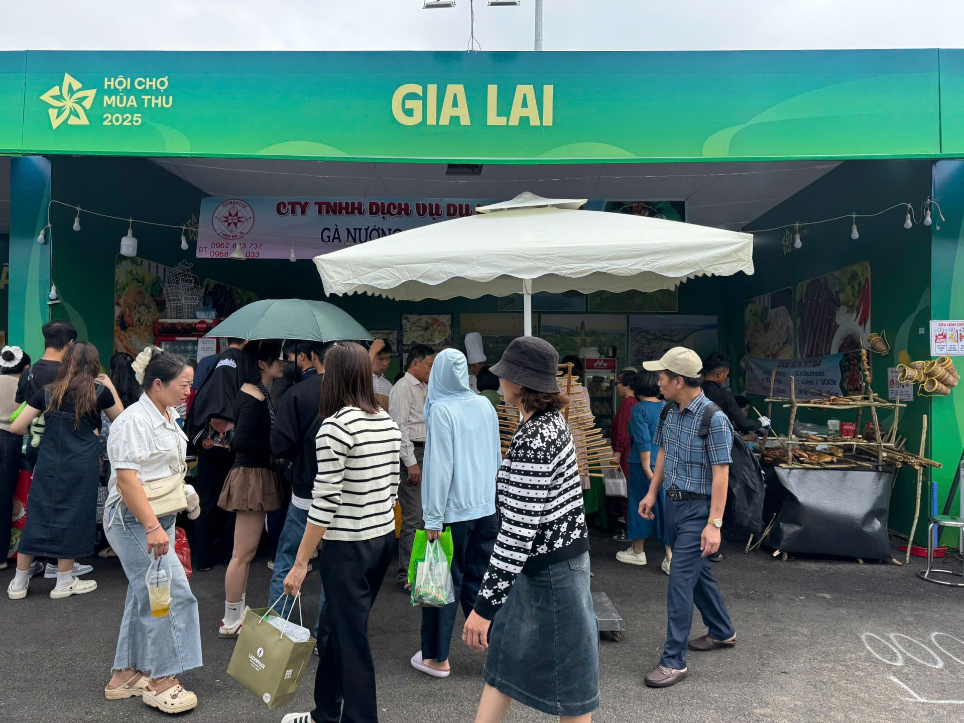 Gian hàng Gia Lai đông khách chờ gà nướng - món hit thu hút thực khách. Gian hàng Gia Lai đông khách chờ gà nướng - món hit thu hút thực khách.