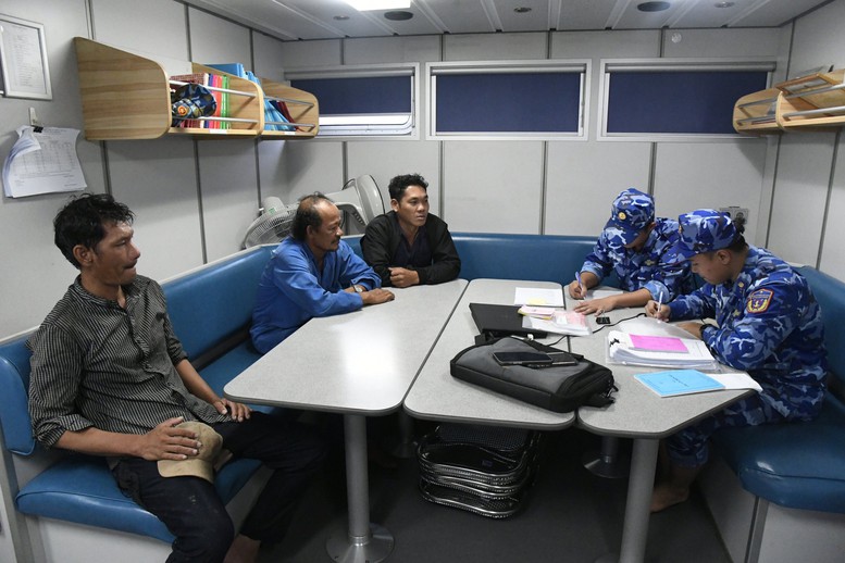 Lực lượng chức năng lập biên bản tạm giữ tàu cá vi phạm khai thác IUU để xử lý theo quy định - Ảnh: Vùng Cảnh sát biển 2 Lực lượng chức năng lập biên bản tạm giữ tàu cá vi phạm khai thác IUU để xử lý theo quy định - Ảnh: Vùng Cảnh sát biển 2