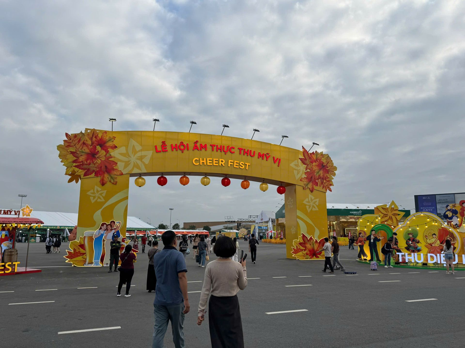 Ảnh: Cổng “Lễ hội ẩm thực Thu Mỹ Vị” thu hút crowds check-in đầu ngày. Ảnh: Cổng “Lễ hội ẩm thực Thu Mỹ Vị” thu hút crowds check-in đầu ngày.