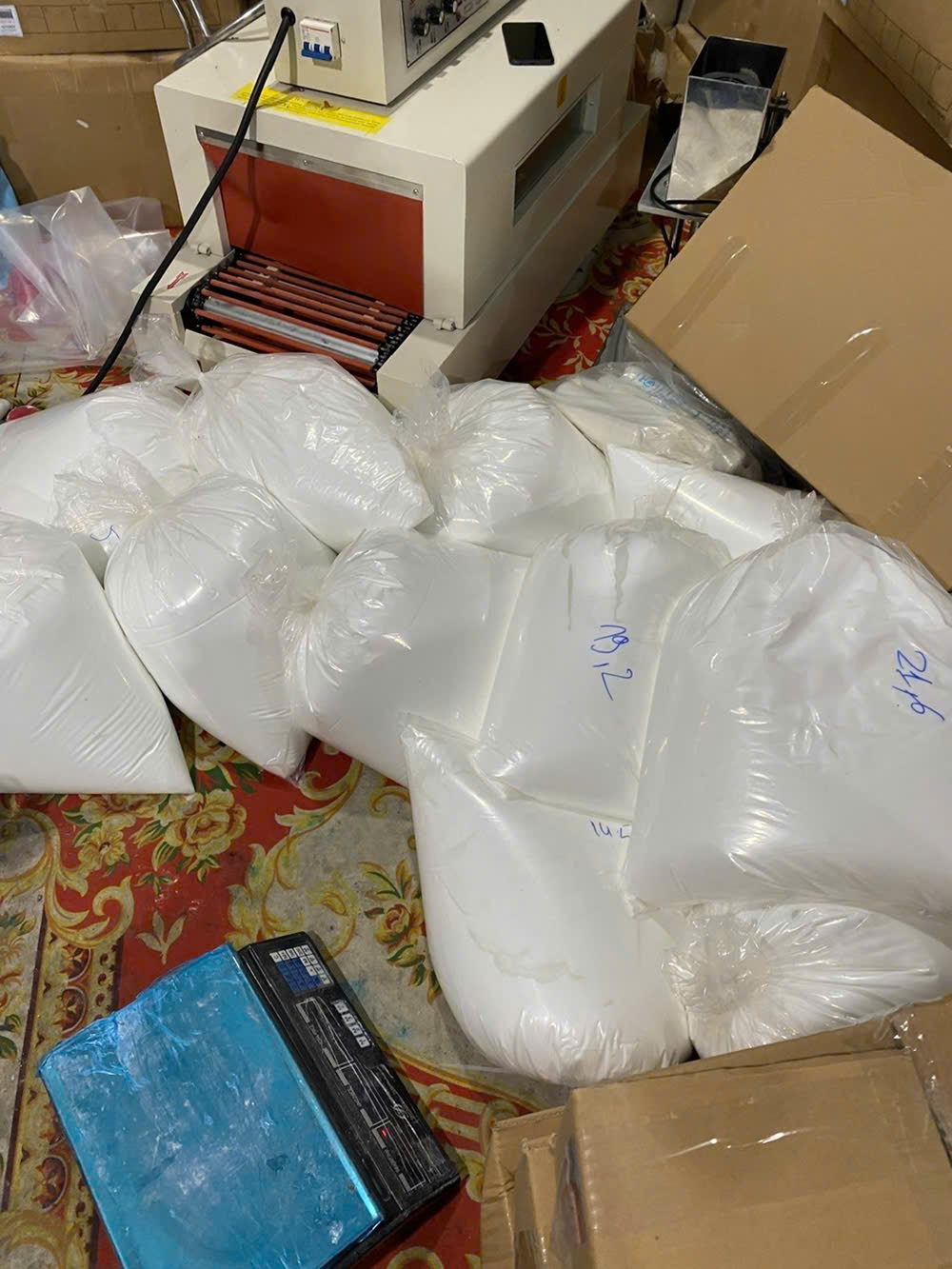 Nguyên liệu được đựng trong túi nilon không nhãn mác, không rõ nguồn gốc (Ảnh: CACC)