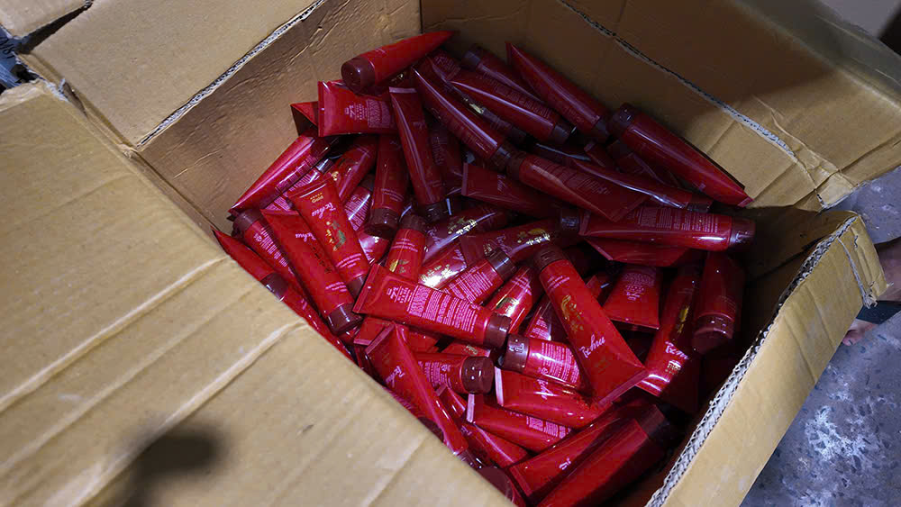 Bao bì, tem nhãn giả in sắc nét nhằm đánh lừa người tiêu dùng. (Ảnh CACC)