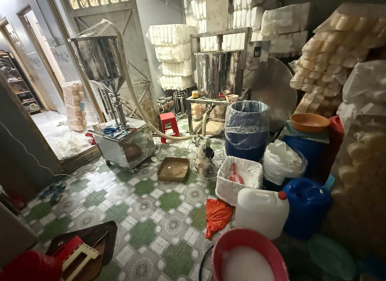 Can hóa chất, thùng nhựa không nhãn mác, đặt ngay trên nền nhà. (Ảnh: CACC)