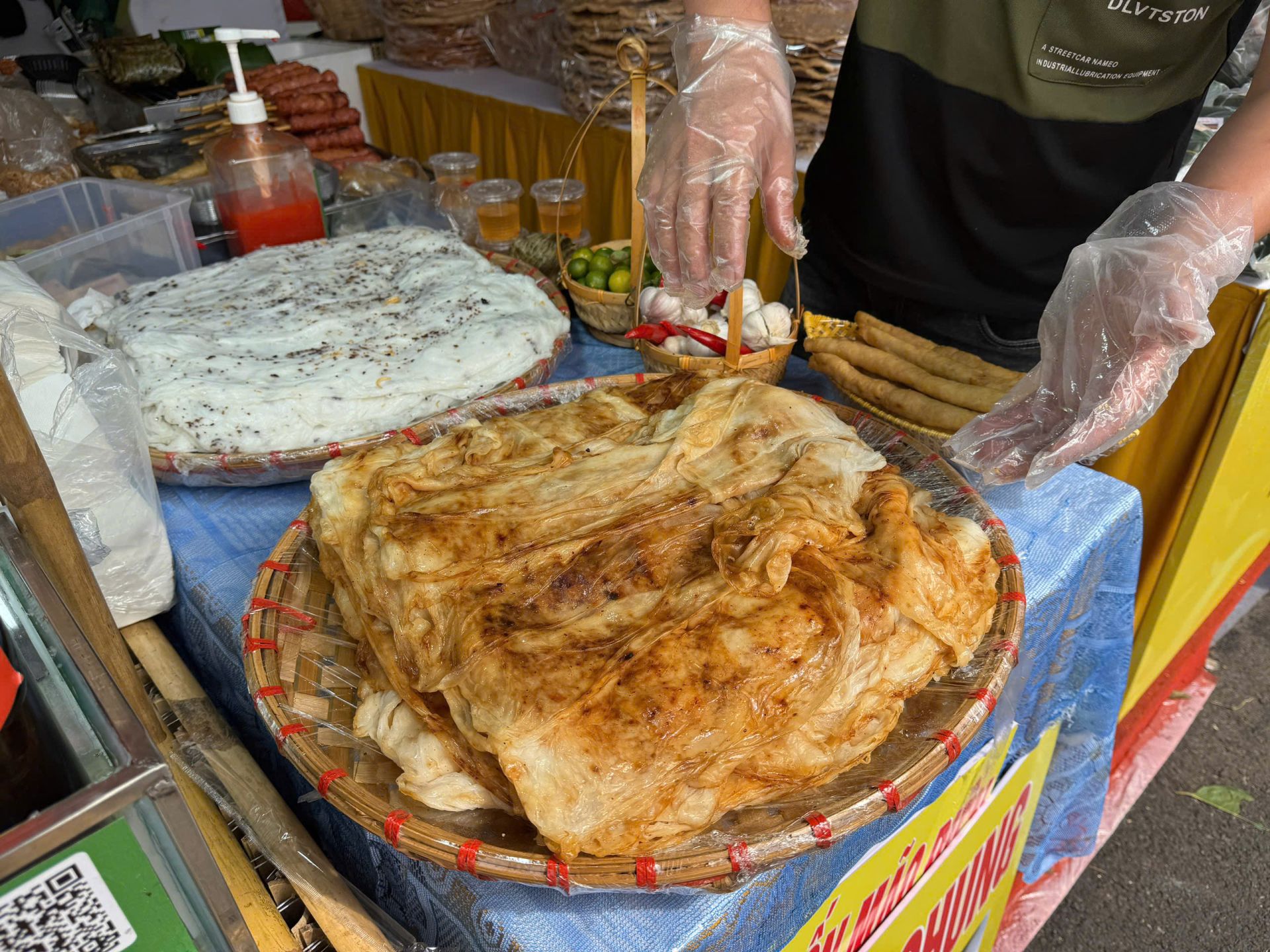 Bánh cuốn nóng, hương thơm lan tỏa, khiến khách khó cưỡng lại. Bánh cuốn nóng, hương thơm lan tỏa, khiến khách khó cưỡng lại.