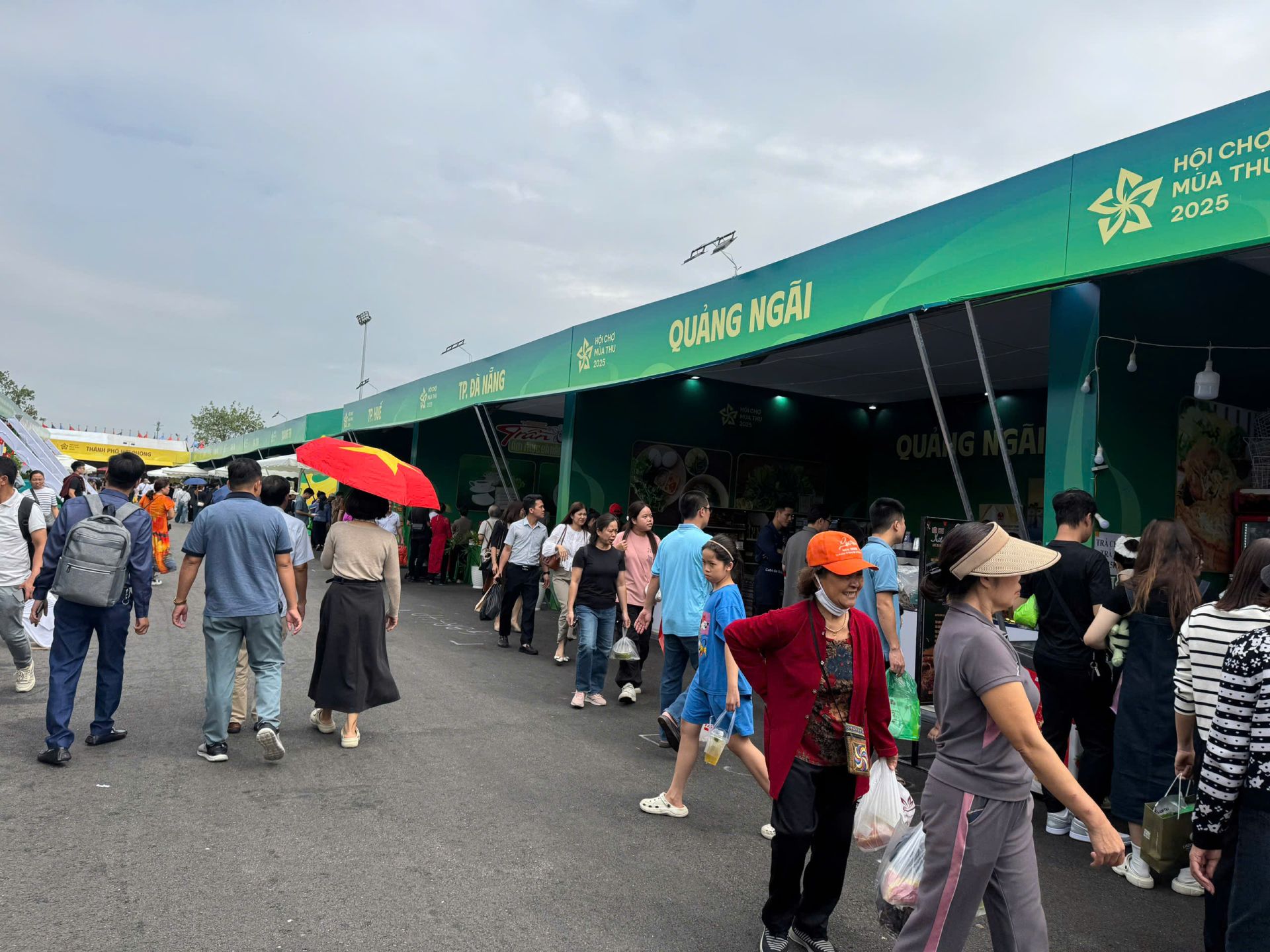 Người dân tản bộ mua đồ ăn, trải nghiệm ẩm thực trong không gian rộng rãi, thoáng. Người dân tản bộ mua đồ ăn, trải nghiệm ẩm thực trong không gian rộng rãi, thoáng.