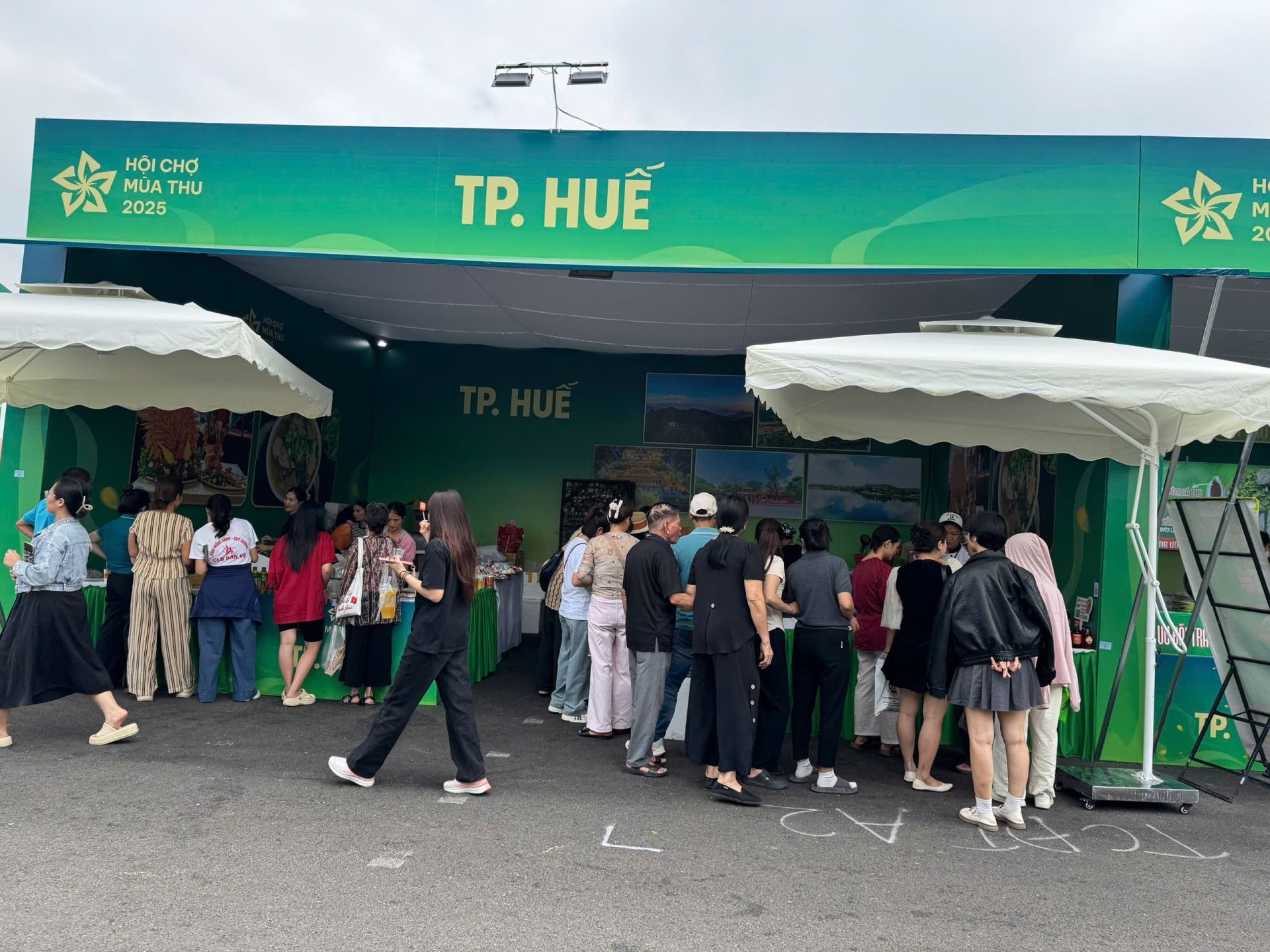 Gian hàng miền Trung hút du khách tham quan. Gian hàng miền Trung hút du khách tham quan.