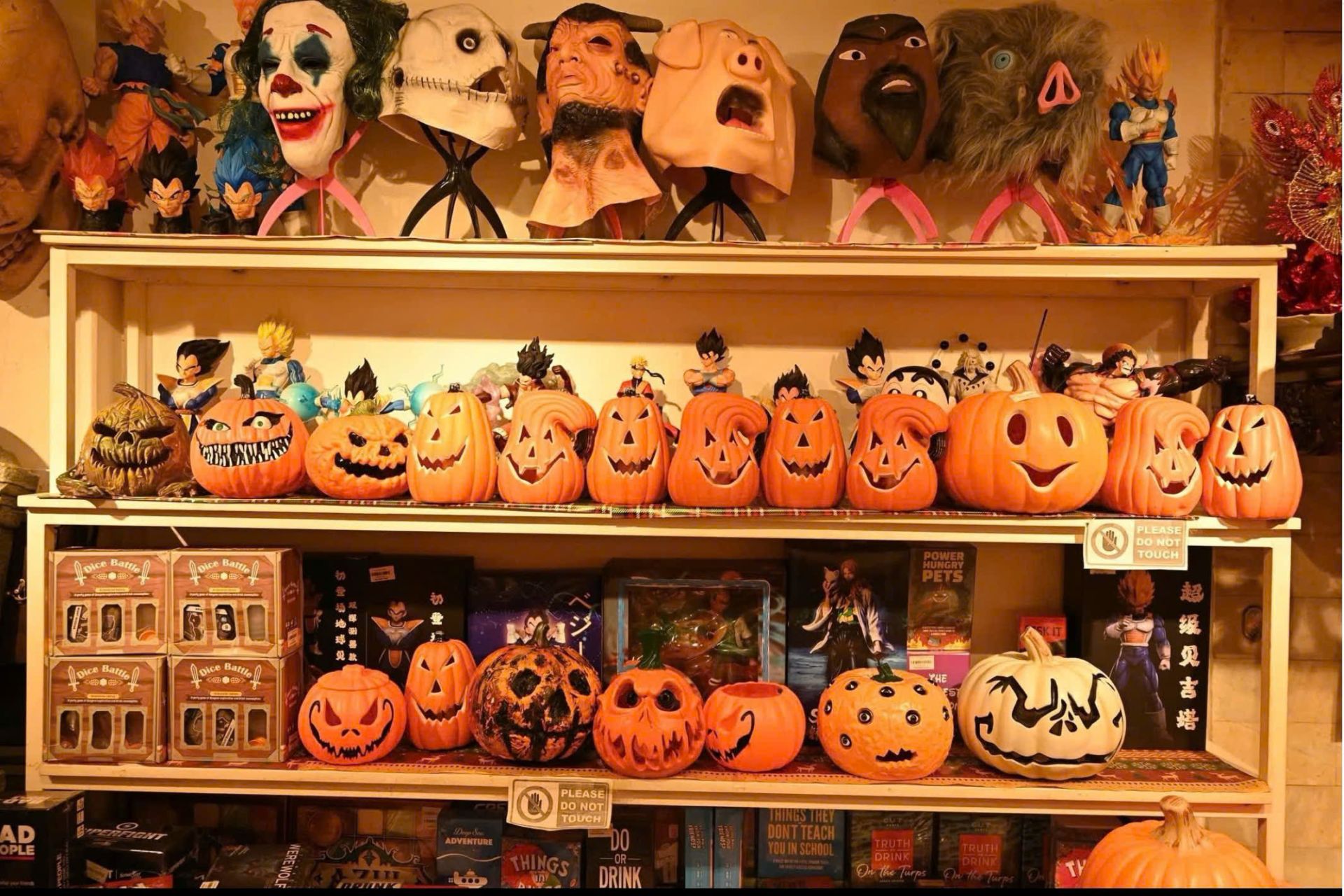 Nhiều mẫu đồ trang trí Halloween thu hút khách được trưng bày tại một gian hàng ở Hà Nội. Nhiều mẫu đồ trang trí Halloween thu hút khách được trưng bày tại một gian hàng ở Hà Nội.