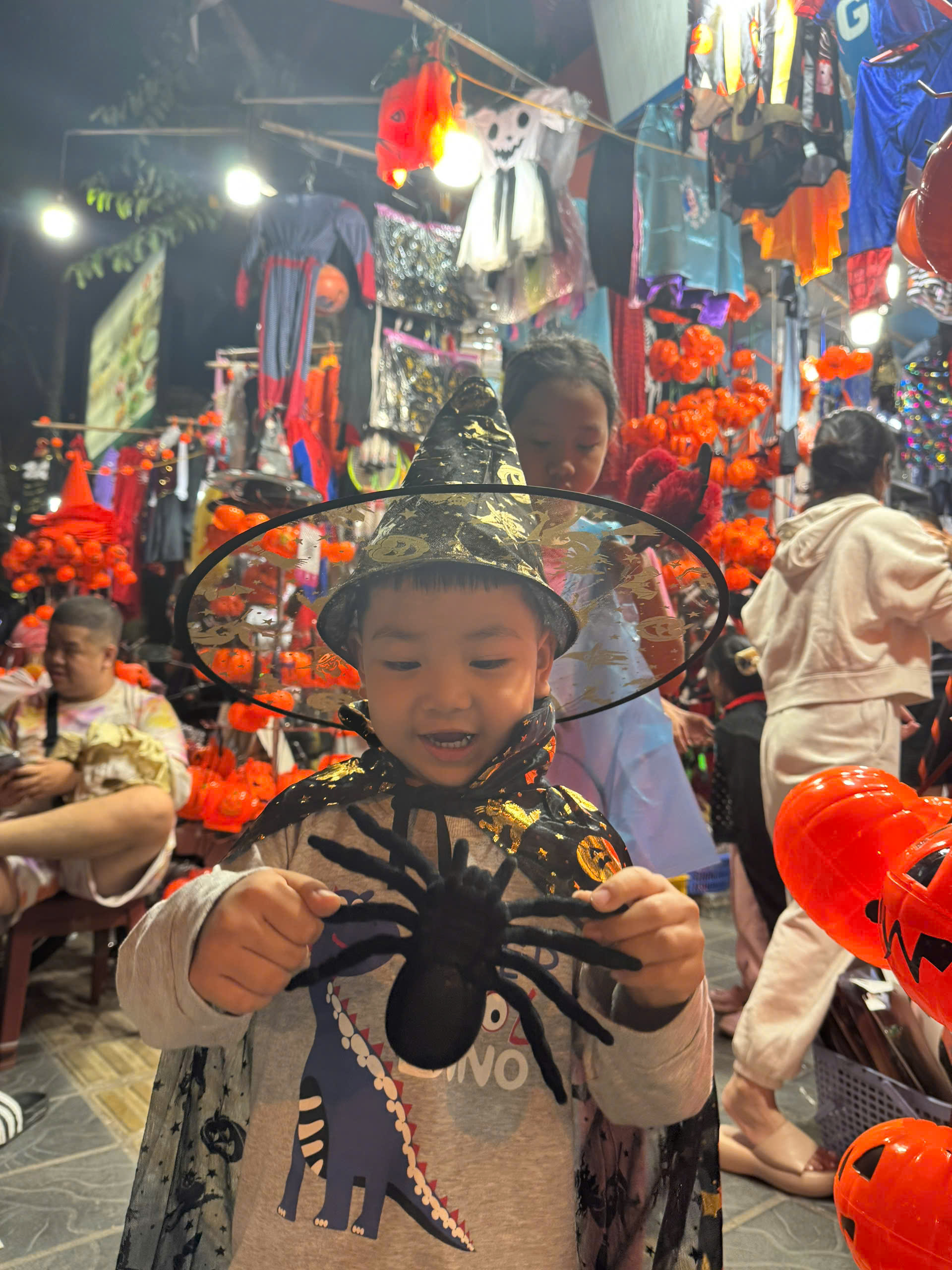 Hà Nội nhộn nhịp mùa Halloween, hàng giá rẻ hút khách