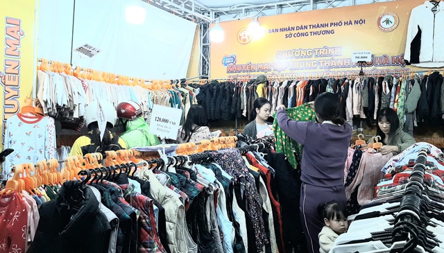 Chương trình thu hút đông đảo người dân đến tham quan, mua sắm. Ảnh: VGP/TL Chương trình thu hút đông đảo người dân đến tham quan, mua sắm. Ảnh: VGP/TL