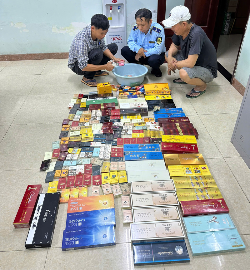 Phát hiện nhiều trứng gà non, chả cá, nấm, kẹo bánh nhập lậu