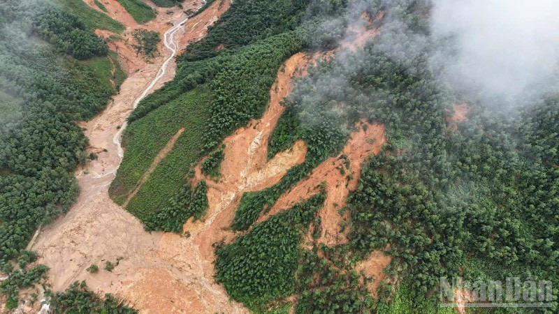 Khe Tre tan hoang sau mưa lũ lịch sử