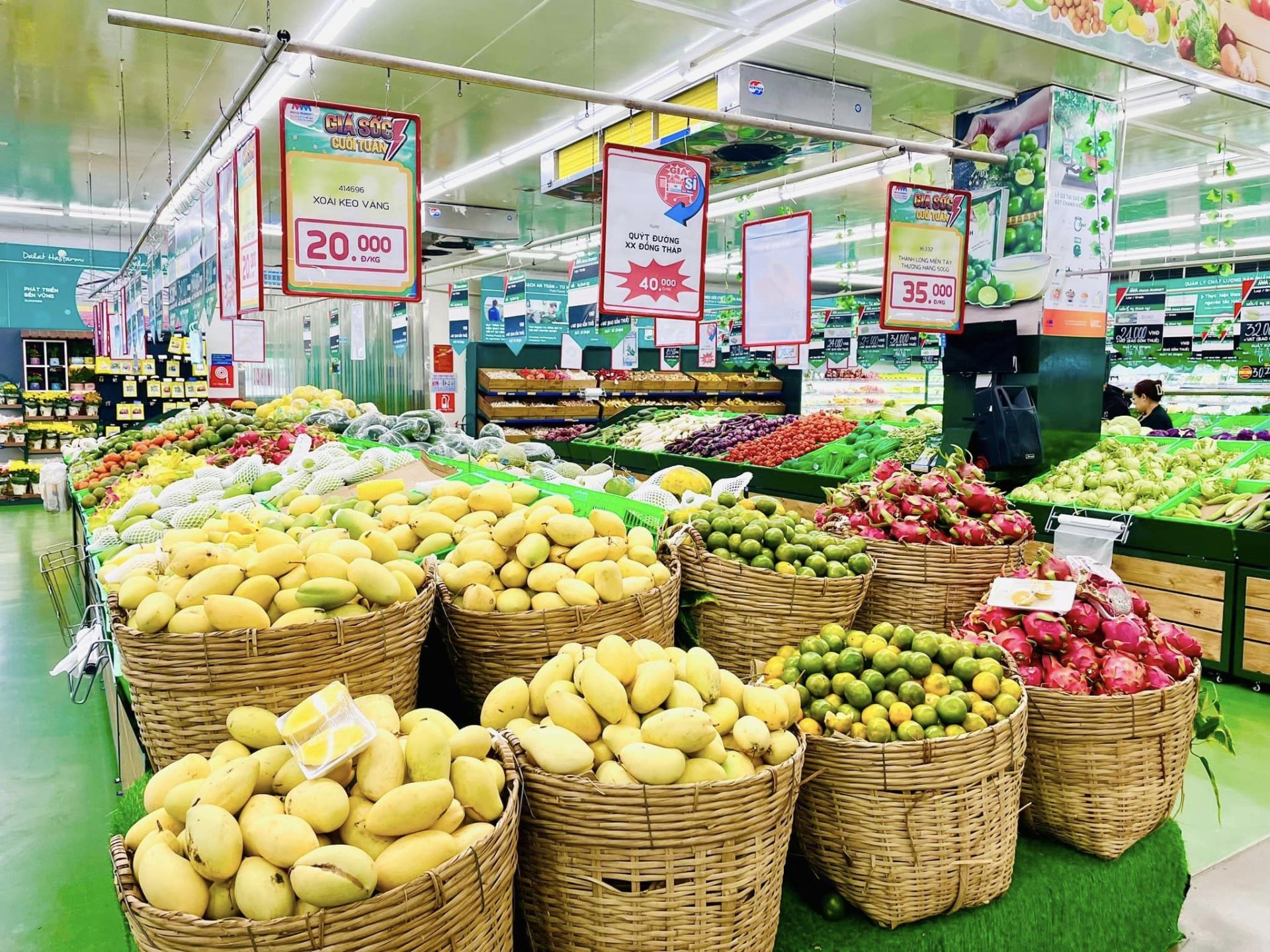 Mưa ưu đãi lên đến 50%, người dân vào mùa “săn sale”