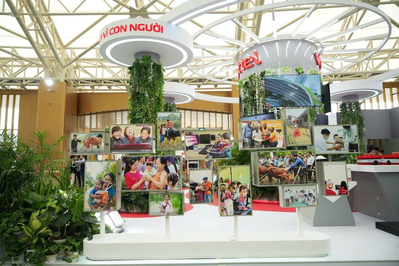 Khách tham quan Hội chợ Mùa Thu được tạo ảnh AI, chơi game AR và khám phá robot logistics tại gian hàng Viettel - Ảnh: VGP/MT