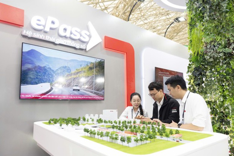 Gian hàng Viettel tại Hội chợ Mùa Thu thu hút khách tham quan