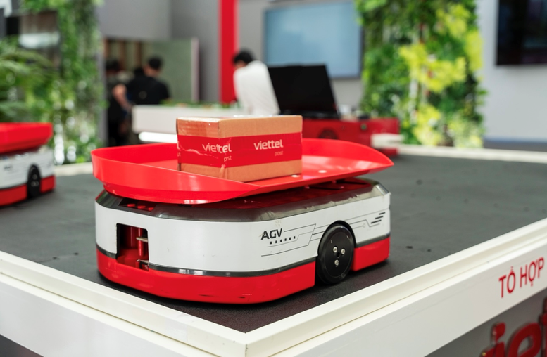 Robot phân loại AGV Sorting do Viettel Post nghiên cứu phát triển, độ chính xác khi chia chọn lên tới 99,9% và năng suất tăng gấp 2 lần phương pháp truyền thống - Ảnh: VGP/MT