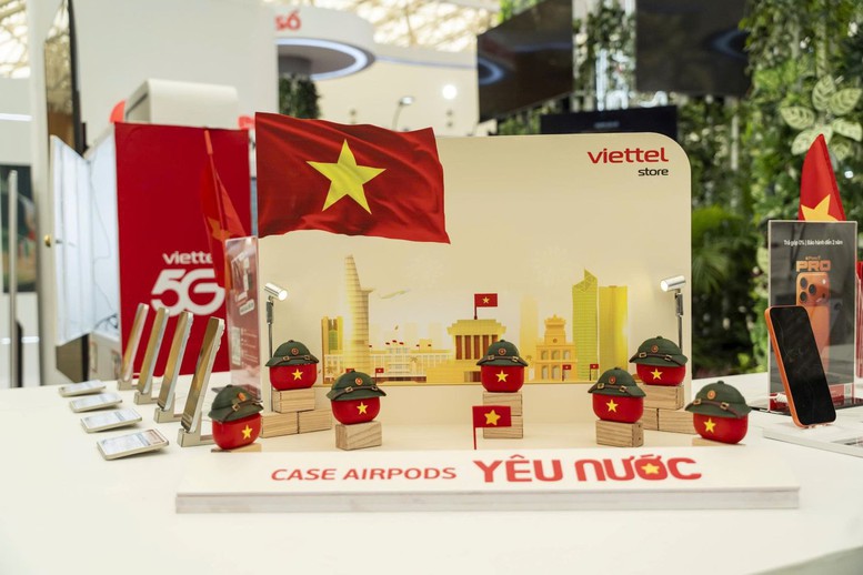 Bộ quà tặng yêu nước dậy sóng cộng đồng mạng thời gian gần đây, đã được Viettel mang đến Hội chợ Mùa Thu 2025 - Ảnh: VGP/MT