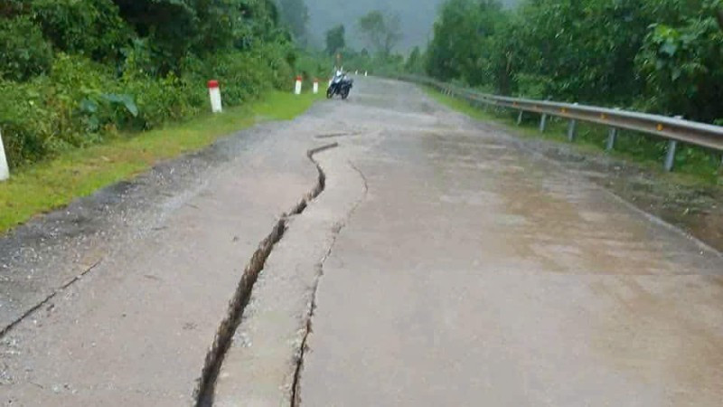 Xuất hiện vết nứt dài trên đường Hồ Chí Minh nhánh tây đoạn qua xã Trường Sơn