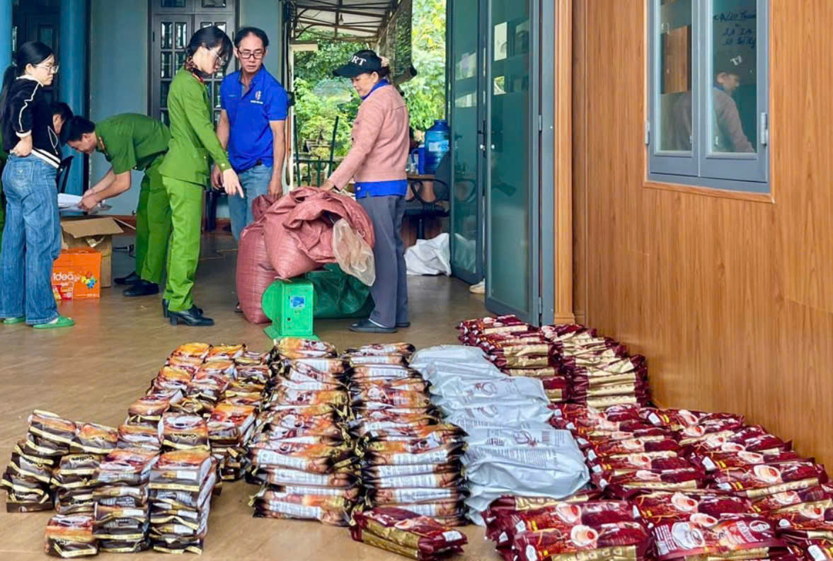 Cơ quan chức năng thu giữ nhiều tang vật phục vụ sản xuất cà phê giả. (Ảnh: tổng hợp)