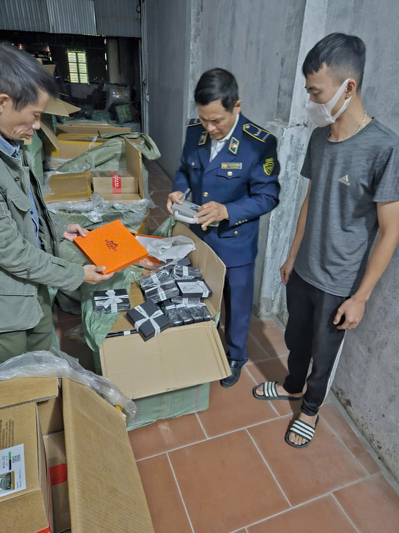 Phát hiện cơ sở kinh doanh 1.610 túi xách nghi giả nhãn hiệu ở Hà Nội