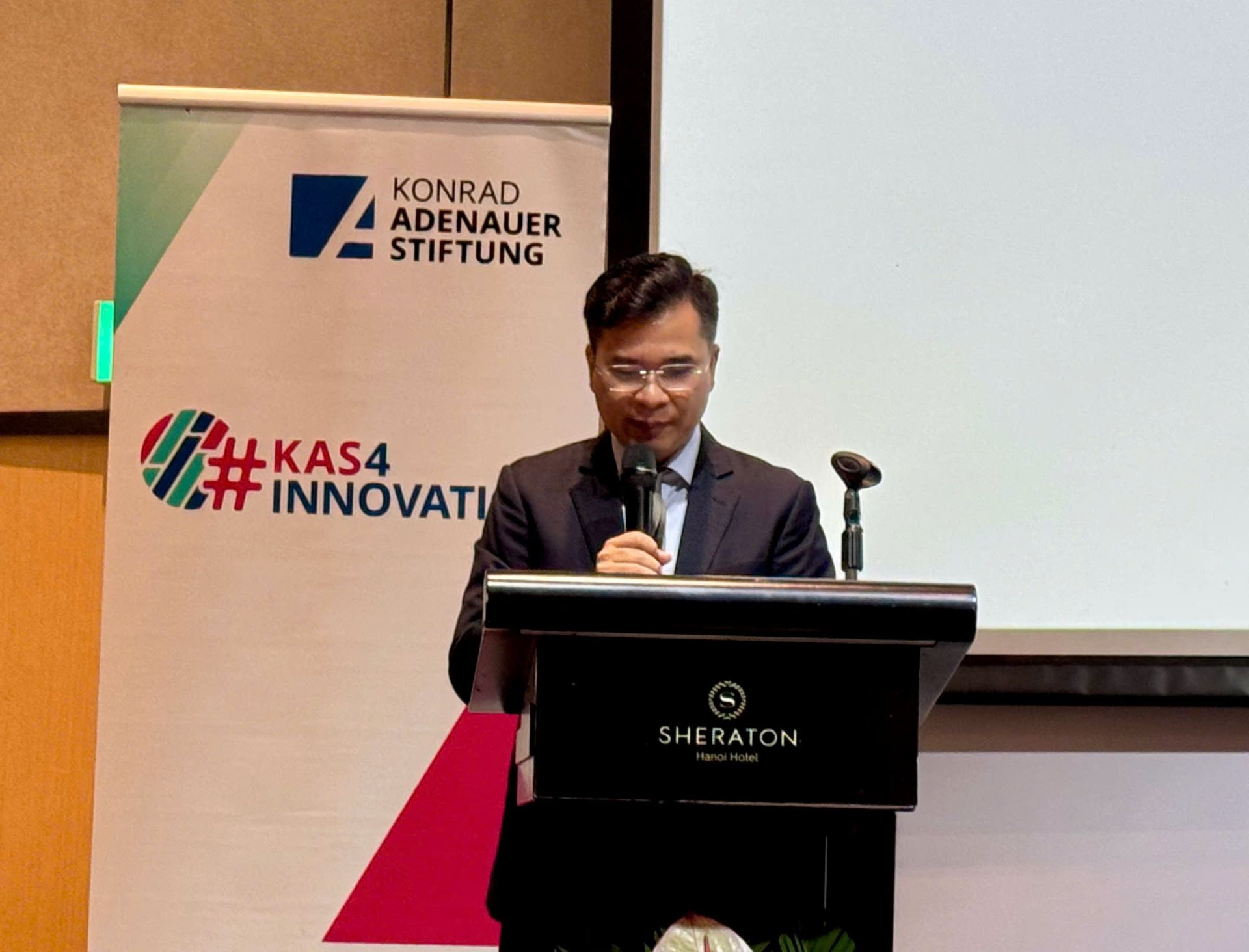 TS. Nguyễn Như Quỳnh, Viện trưởng Viện Chiến lược và Chính sách Kinh tế  - Tài chính (NIEF), phát biểu khai mạc hội thảo VPE500 - 2025 tại Hà Nội.