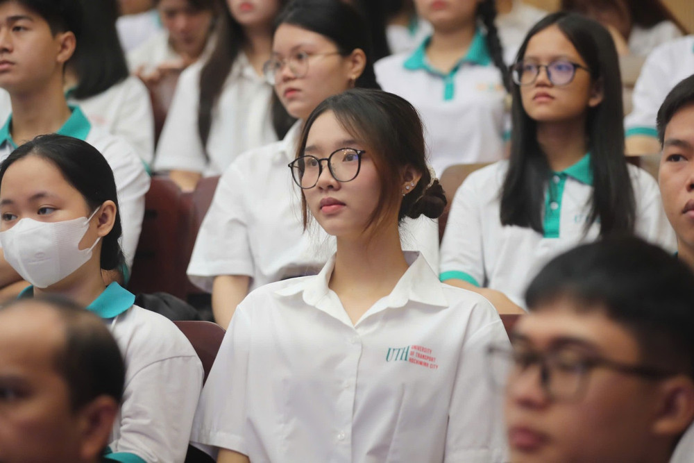 Người trẻ ứng phó với tin giả, lừa đảo trực tuyến như thế nào