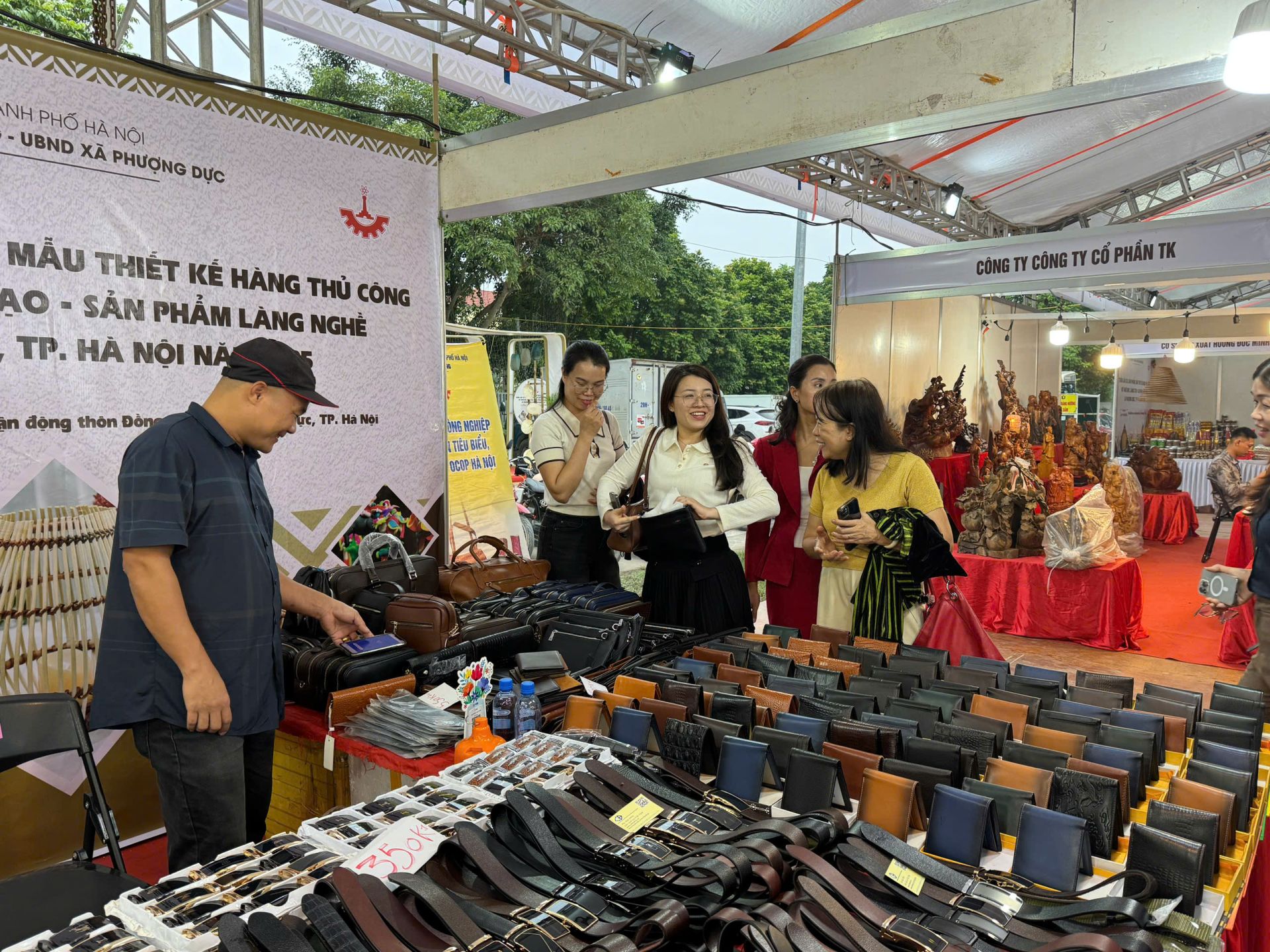 Không khí nhộn nhịp trước giờ khai mạc Triển lãm làng nghề xã Phượng Dực 2025