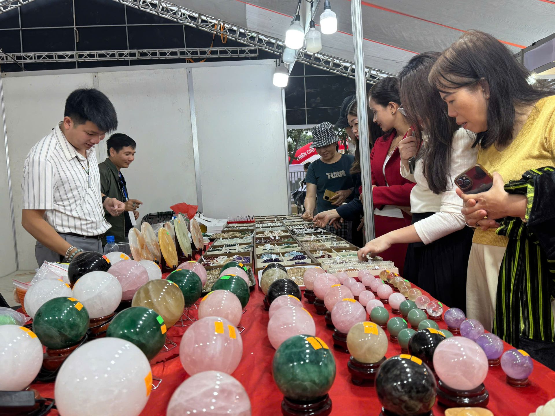 Gian hàng đá phong thủy tại triển lãm