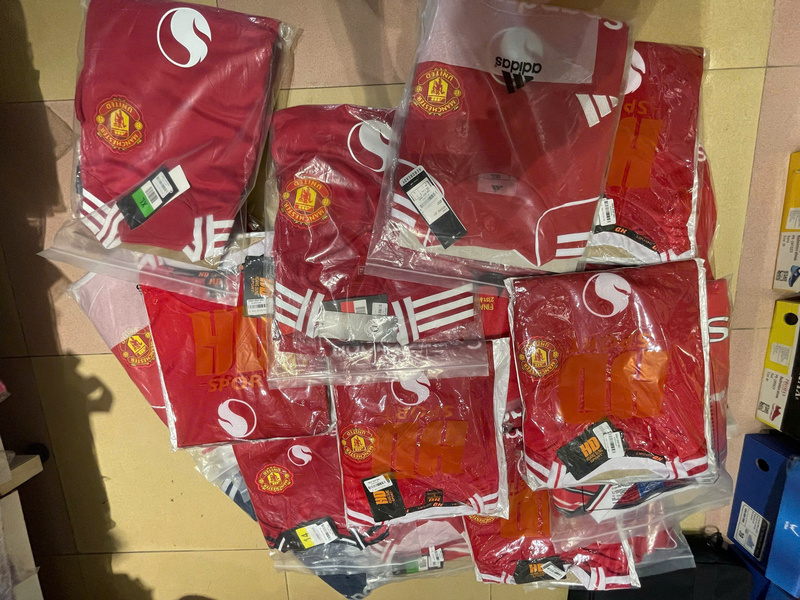 Xử lý cơ sở kinh doanh bán áo MANCHESTER UNITED giả mạo nhãn hiệu