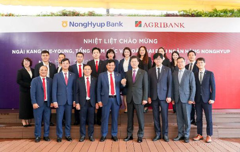 Về xếp hạng tín nhiệm, Agribank tiếp tục duy trì kết quả tích cực theo đánh giá của hai tổ chức uy tín hàng đầu thế giới là Moody’s và Fitch Ratings