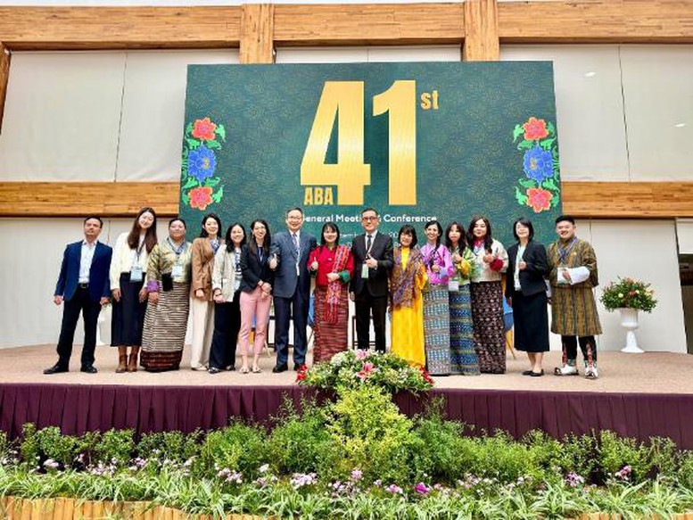 Ngân hàng đang tích cực tiếp cận và đàm phán triển khai 05 dự án mới với các tổ chức quốc tế như AFD, WB, LuxDev, ADB và Quỹ Khí hậu xanh (GCF), hướng tới phát triển tài chính xanh, tài chính khí hậu và nông nghiệp bền vững