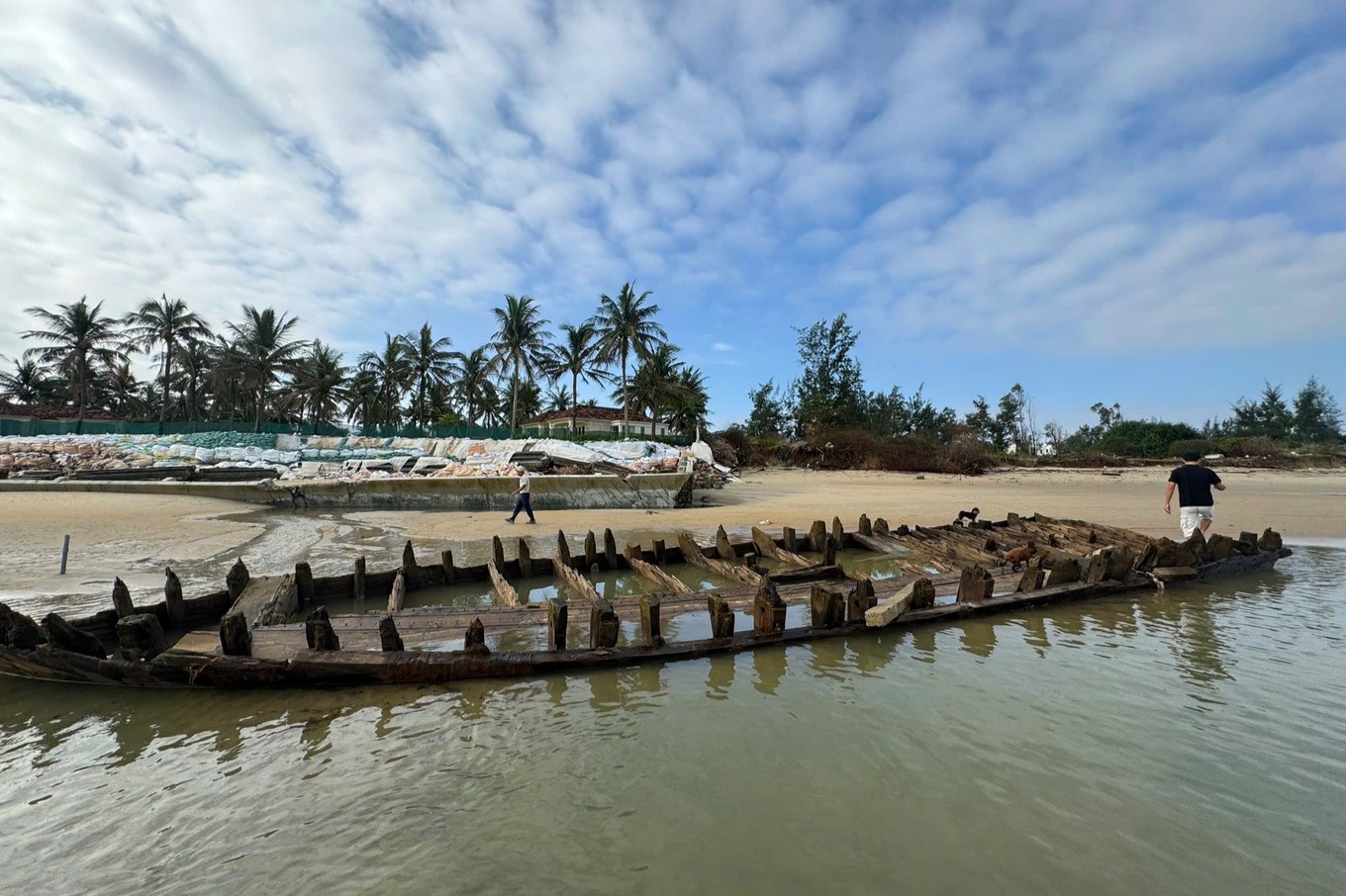 Tàu cổ ở Hội An phát lộ sau bão