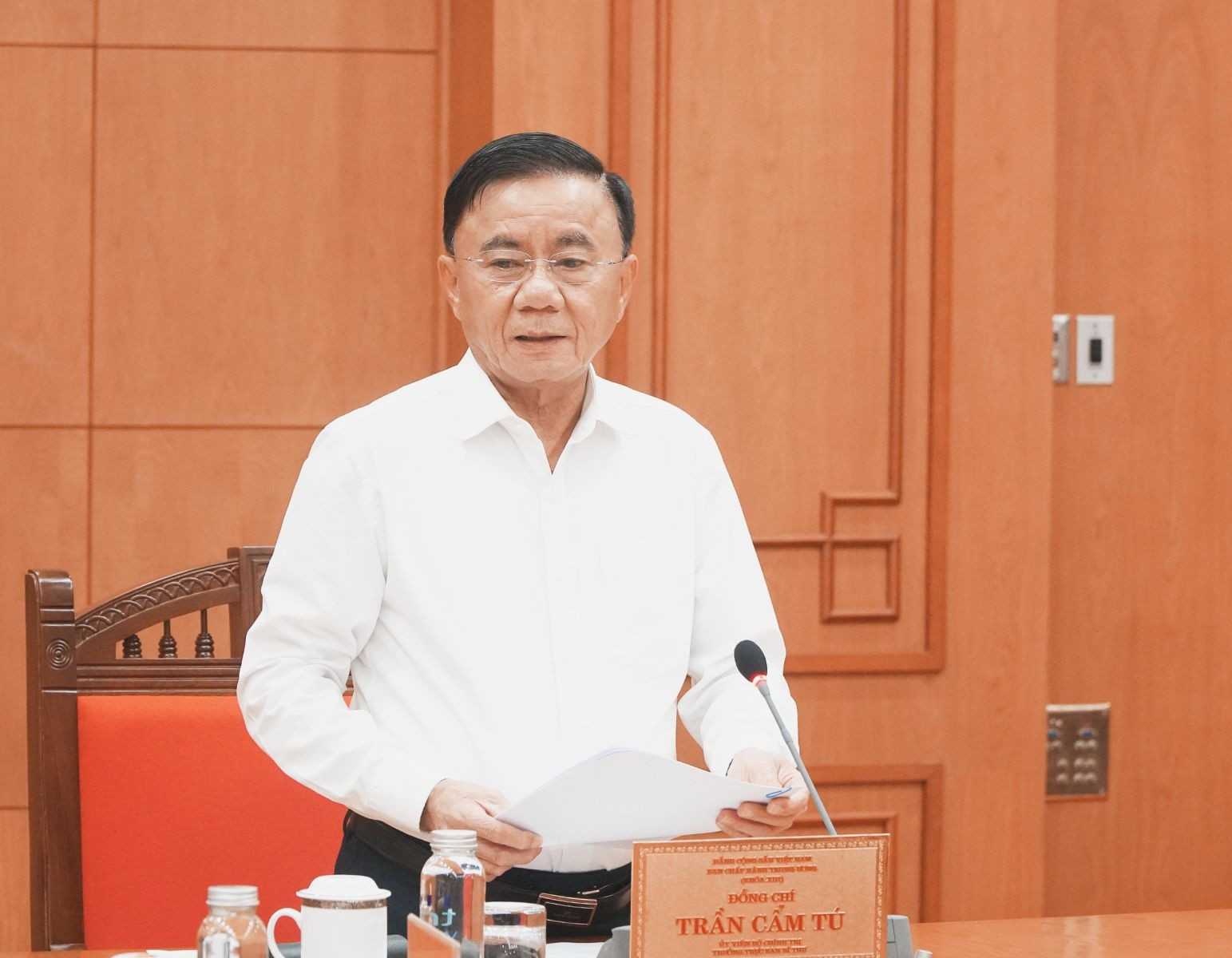 Kết luận mới của Bộ Chính trị về đột phá trong tuyển dụng và đãi ngộ cán bộ