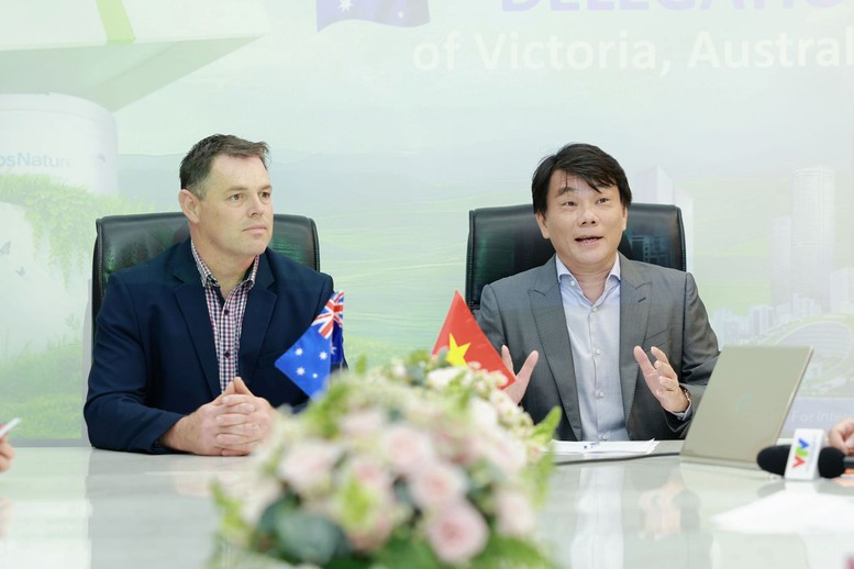Ông Trần Bảo Minh, Phó Chủ tịch HĐQT Nutifood và ông Jon McNaught, Tổng Giám đốc ViPlus Dairy cùng khẳng định: Liên doanh ViPlus Nutritional Australia không chỉ là hợp tác thương mại, mô hình này còn mở ra cơ hội trao đổi tri thức và phát triển bền vững - Ảnh: VGP/Minh Thi